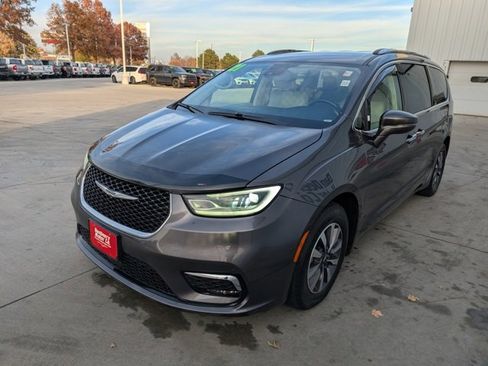 Used 2021 Chrysler Pacifica Touring-L image 29