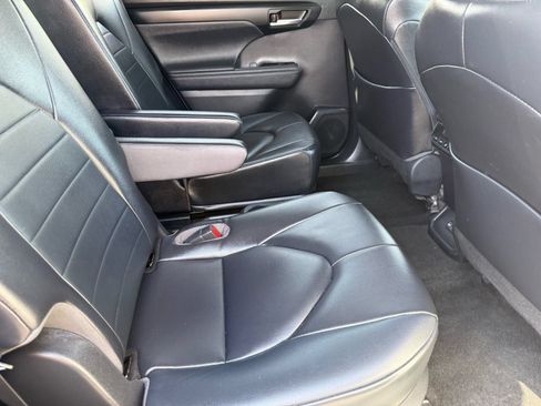 Used 2023 Toyota Highlander XLE FWD image 29