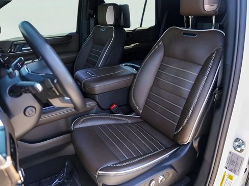 Certified 2025 GMC Yukon Denali Ultimate image 10