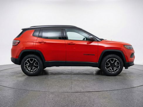 Used 2025 Jeep Compass Trailhawk AWD/4WD image 11