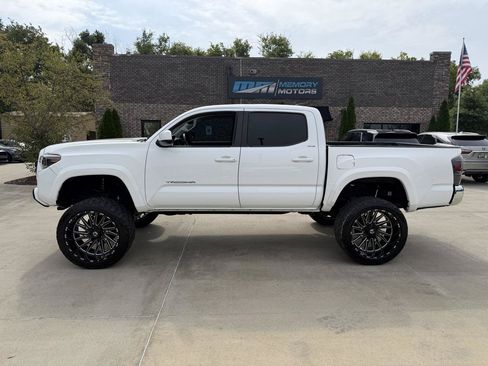 Used 2018 Toyota Tacoma SR5 RWD image 8