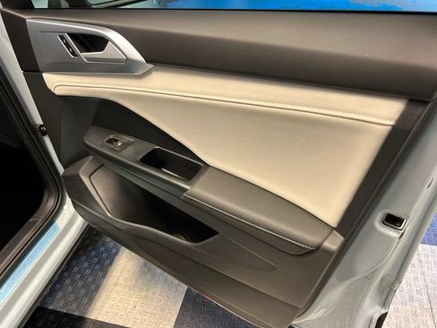 Certified 2025 Volkswagen Taos SE FWD image 11