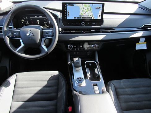 New 2025 Mitsubishi Outlander SE image 10