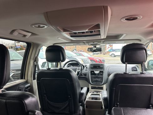 Used 2016 Chrysler Town & Country Touring-L image 20