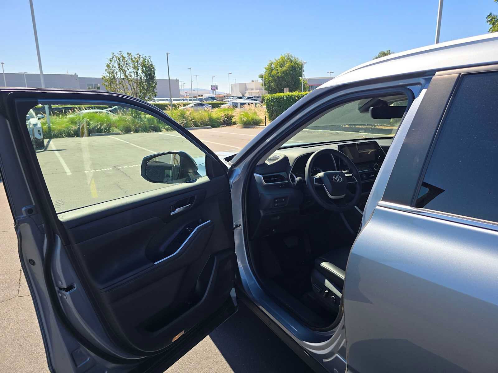 Used 2024 Toyota Highlander XLE FWD image 22