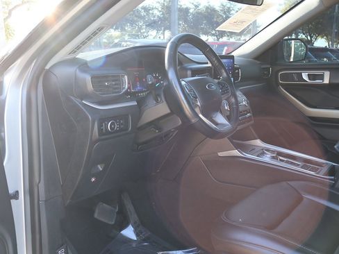 Used 2023 Ford Explorer XLT w/ Equipment Group 202A image 25