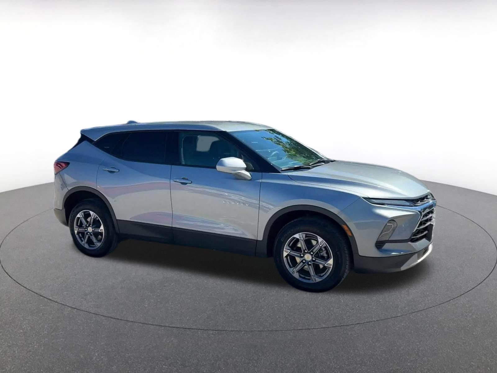 Used 2026 Chevrolet Blazer LT AWD/4WD image 2