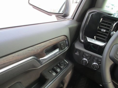 New 2026 GMC Sierra 1500 SLT w/ SLT Convenience Package image 16