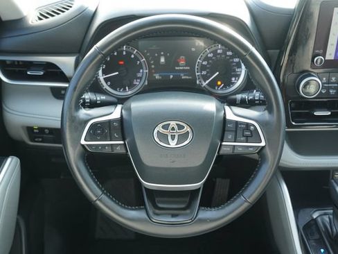 Used 2023 Toyota Highlander LE FWD image 15