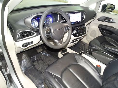 Used 2024 Chrysler Pacifica Touring-L image 23