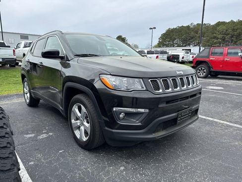 Used 2019 Jeep Compass Latitude image 2