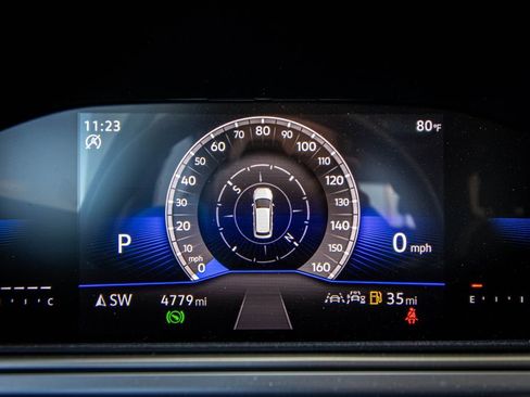 Certified 2025 Volkswagen Taos SE w/ Panoramic Sunroof Package FWD image 35