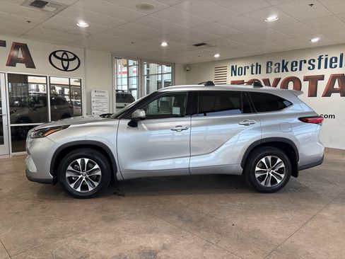 Used 2022 Toyota Highlander XLE AWD/4WD image 7