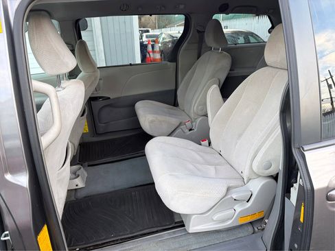 Used 2014 Toyota Sienna LE image 13