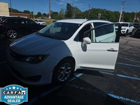 Used 2017 Chrysler Pacifica Touring-L Plus FWD image 2