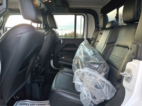 Used 2022 Jeep Gladiator Overland w/ Popular Equipment Package image 10