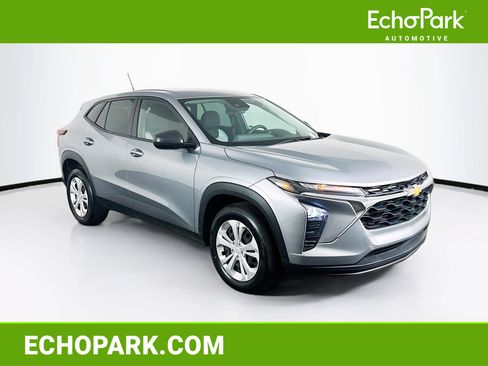 Used 2024 Chevrolet Trax LS w/ Driver Confidence Package FWD image 1