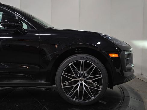 Certified 2025 Porsche Macan image 11
