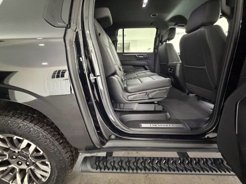 Used 2025 Chevrolet Suburban Z71 image 18