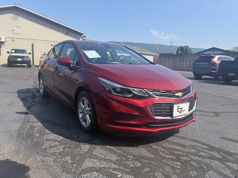 Used 2017 Chevrolet Cruze LT w/ Convenience Package FWD image 3
