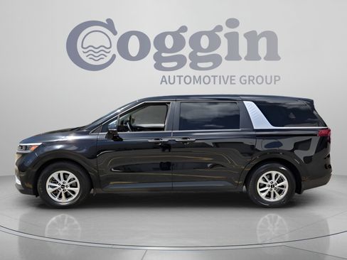 Used 2023 Kia Carnival LX FWD image 2