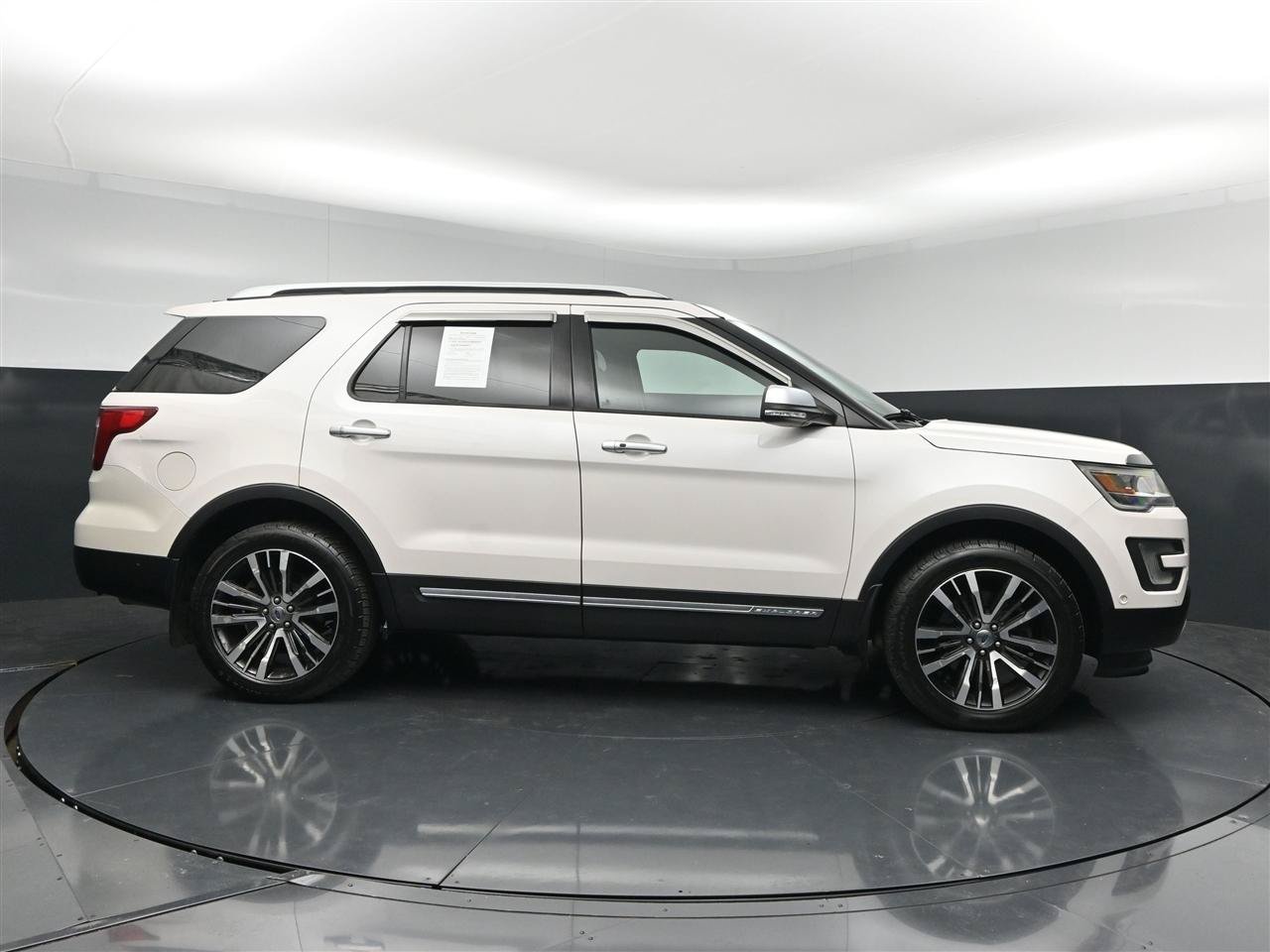 Used 2017 Ford Explorer Platinum AWD/4WD image 4