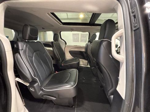 Used 2022 Chrysler Pacifica Limited AWD/4WD image 19