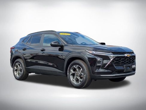Used 2025 Chevrolet Trax LT w/ LT Convenience Package FWD image 2