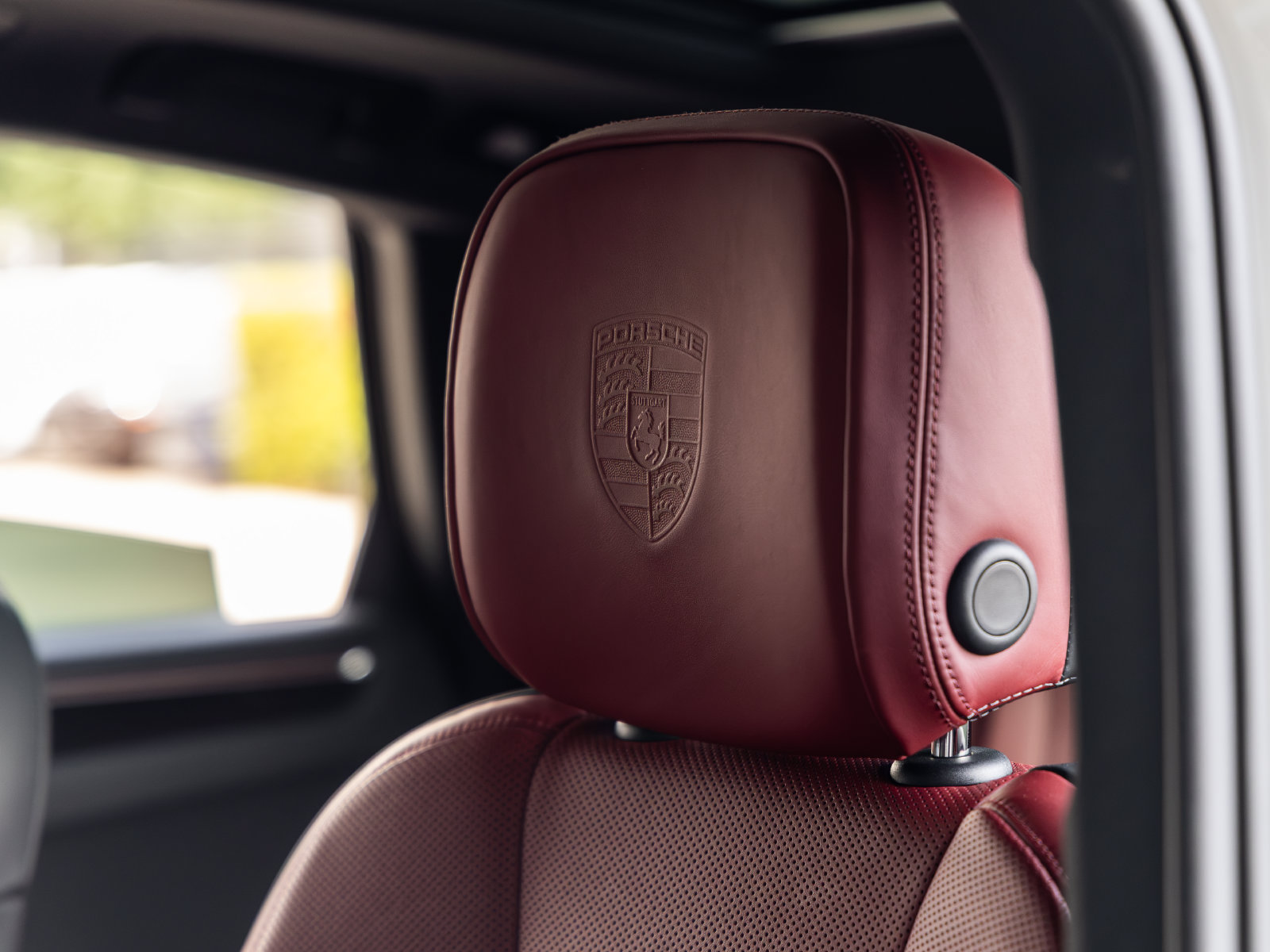 Certified 2025 Porsche Macan w/ Premium Package Plus AWD/4WD image 27