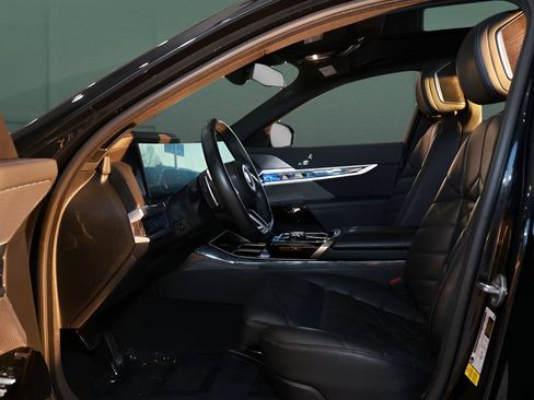 Used 2023 BMW 740i w/ Parking Assistance Package RWD image 8