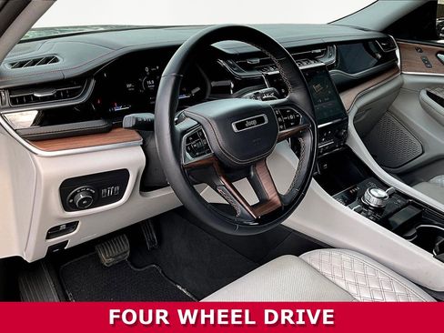 Used 2022 Jeep Grand Cherokee Summit w/ Luxury Tech Group V AWD/4WD image 17
