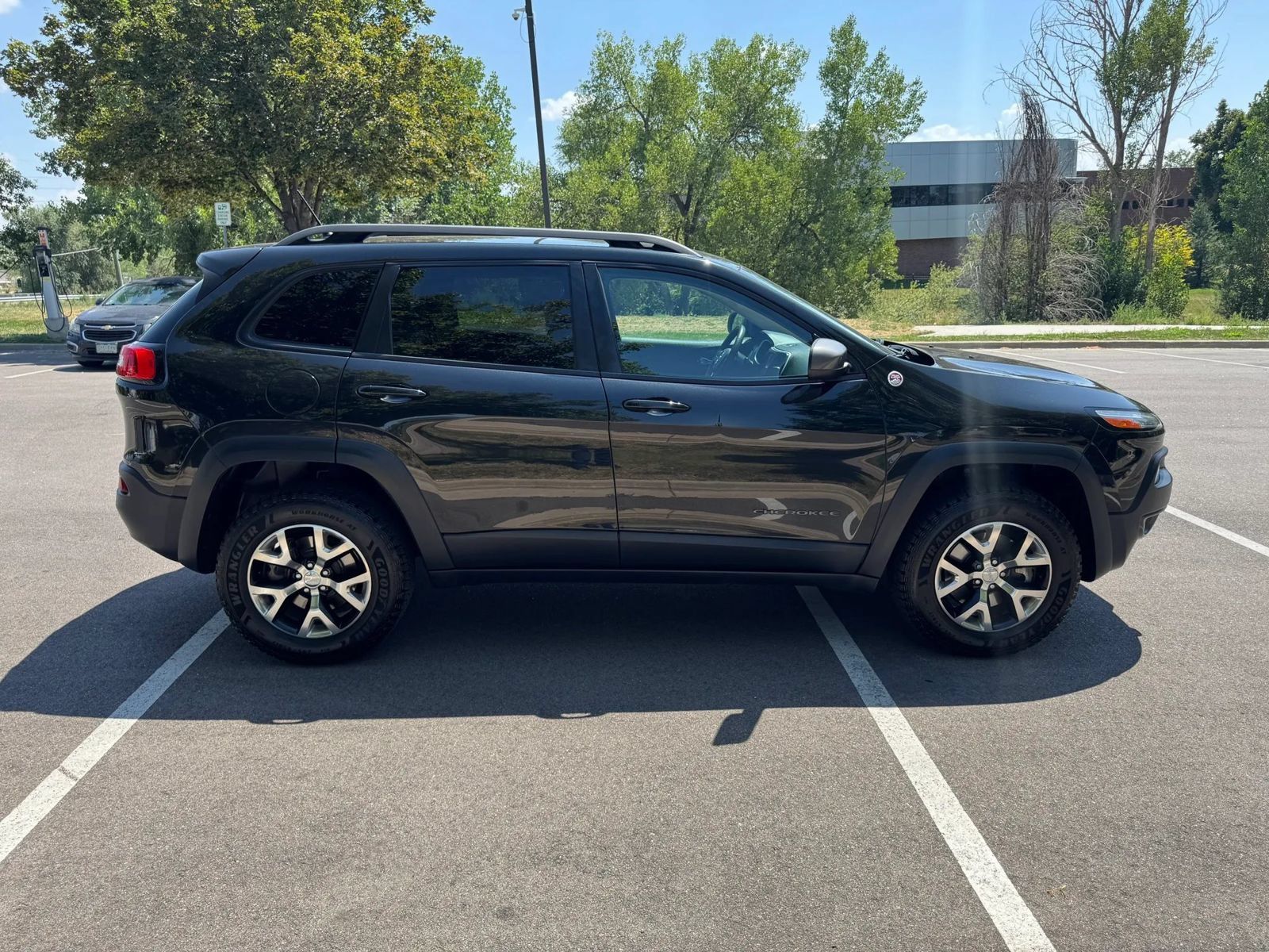 Used 2015 Jeep Cherokee Trailhawk w/ Cold Weather Group AWD/4WD image 4
