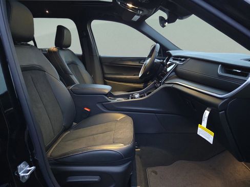 New 2025 Jeep Grand Cherokee Altitude image 35