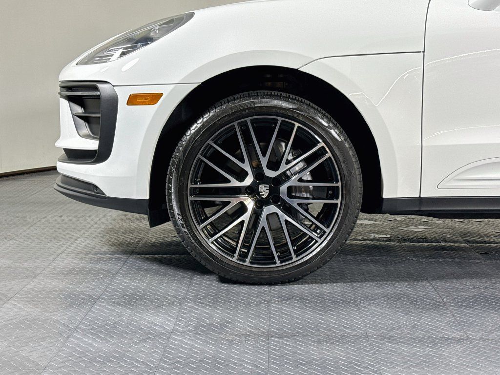 Certified 2025 Porsche Macan AWD/4WD image 27