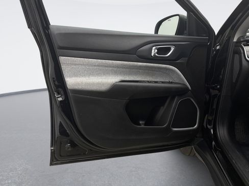 Used 2022 Jeep Compass Latitude image 9