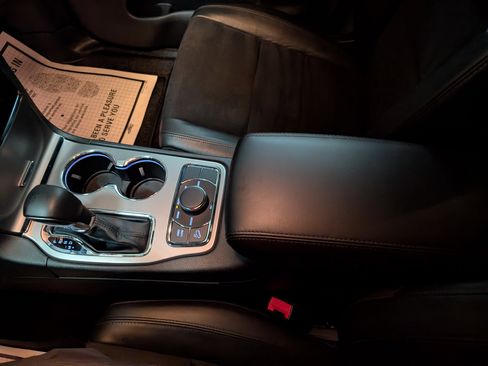 Used 2022 Jeep Grand Cherokee Laredo X image 16