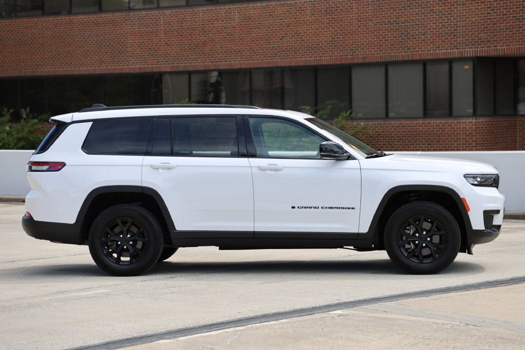 Used 2024 Jeep Grand Cherokee L Altitude AWD/4WD image 4