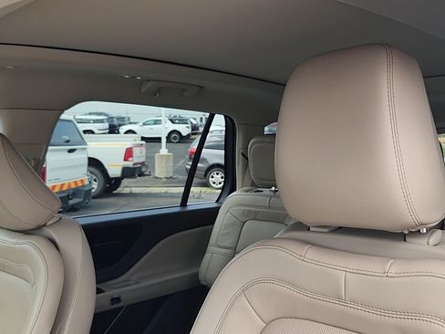Used 2022 Lincoln Aviator Reserve w/ Equipment Group 201A RWD image 10
