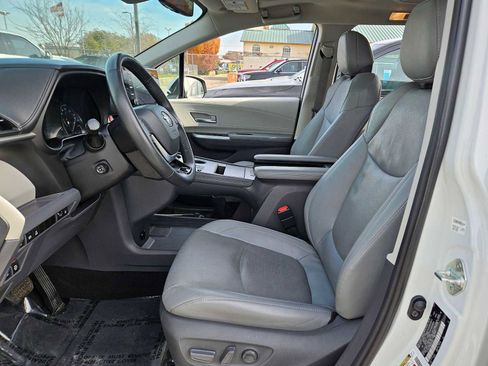 Used 2021 Toyota Sienna Limited image 17