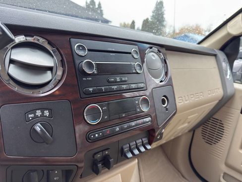 Used 2010 Ford F250 Lariat image 2