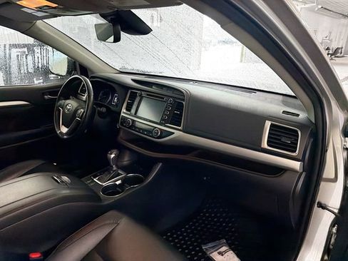 Used 2019 Toyota Highlander AWD V6 image 12