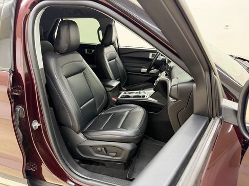 Used 2022 Ford Explorer XLT w/ Equipment Group 202A AWD/4WD image 11