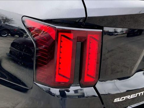 Used 2024 Kia Sorento S FWD image 25