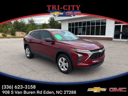 Used 2024 Chevrolet Trax LS image 1