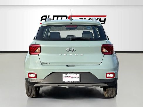 Used 2025 Hyundai Venue Limited FWD image 6