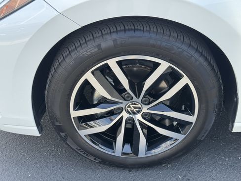 Used 2025 Volkswagen Jetta SE w/ Sunroof Package FWD image 11