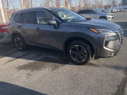 Used 2024 Nissan Rogue SV w/ SV Premium Package image 4