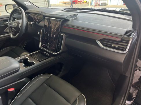 Used 2024 GMC Acadia Denali image 17