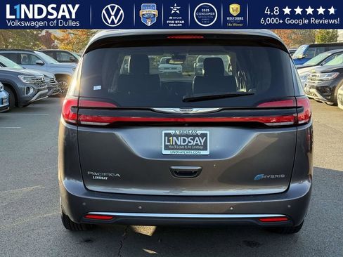 Used 2023 Chrysler Pacifica Touring-L image 5