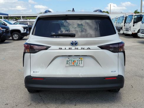 Used 2025 Toyota Sienna XLE FWD image 4
